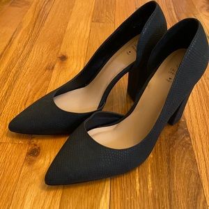 Black Pumps